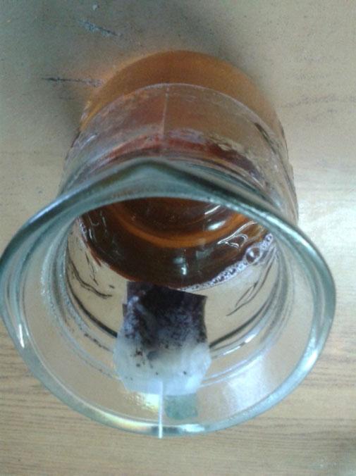 A grafikon egyidejûleg mutatja a tea és csésze belsô és külsô falának hômérsékletét.