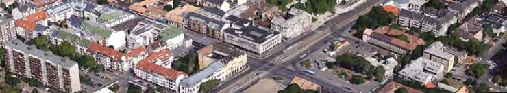 A Szent István tér a klasszikus településközponti funkciókat hordozza, a fő téren áll a világi központ, a városháza, a kereskedelem központja, a piac és a szakrális központ, a templom.