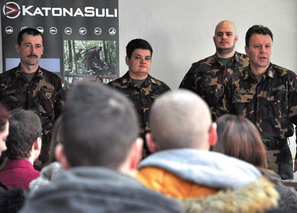 Miután Sipos Antal ezredes, a dandár törzsfőnöke, a DIAK jelenlegi váltásának parancsnoka ismertette a kötelék feladatait, a tábornok megszemlélte a Nagykanizsán állomásozó manőverszázad elhelyezési