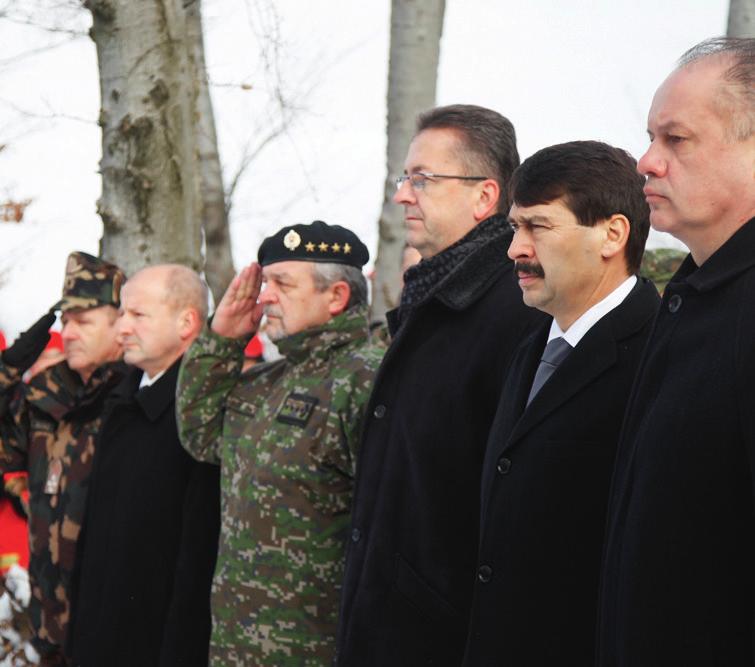 SEREGSZEMLE Sinka István összeállítása MEGEMLÉKEZÉS HEJCÉN A tíz éve, Hejce közelében lezuhant szlovák gépen meghalt katonák élete, a tragikus véggel együtt, például szolgálhat mindenki számára