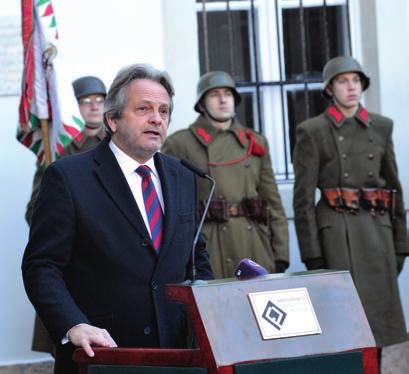 virágait dr. Simicskó István honvédelmi miniszter és dr.