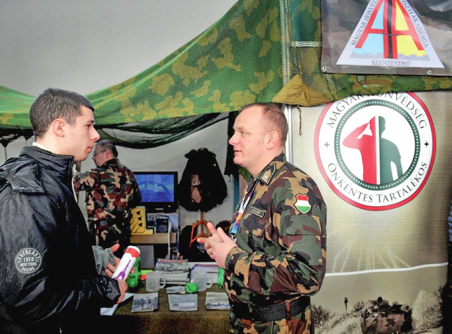 Benkő Tibor vezérezredest szlovák partnere, Milan Ma im vezérezredes. K é p é s szöv eg: H onv é d Vezé rkar é s nato.