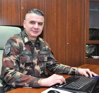 Galambos Sándor Fotó: Bába Melinda, Sebők Tünde és a szerző SEREGSZEMLE vezet békeműveleti főosztályának United Nations Departement of Peacekeeping Operations képviselői.