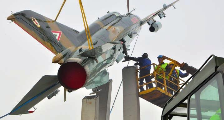 A gépről rengeteg fénykép készül, és a sci-fi-rajongók fantáziája is beindult: az interneten keringő képeken a MiG 21-es helyére különböző űrhajókat vagy épp a Star ars-filmekből ismert