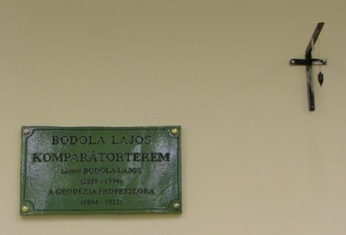 A teremben a függőkön, a pilléreken, és a komparáló padon kívül sok más dolog nincsen, viszont két tanításra alkalmas rész el volt különítve tavaly, idén már csak egy ilyen rész van.