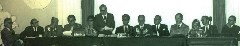 3. ábra. Négy szakmai társaság közös rendezvényének elnöki asztala az alsóvégtag-amputációk és közvetlen posztoperatív kezelésük témakörben (1977). Balról jobbra: dr. Cser Imre, dr. Dubecz Sándor, dr.