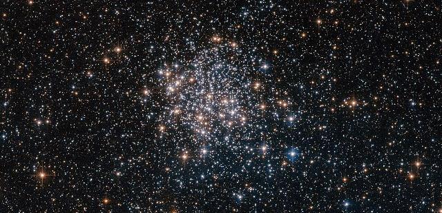 (Egy kis magyarázat: csillaghalmazok) Nyílt halmaz pár ezer csillag csoportosulása együtt keletkeztek (egy