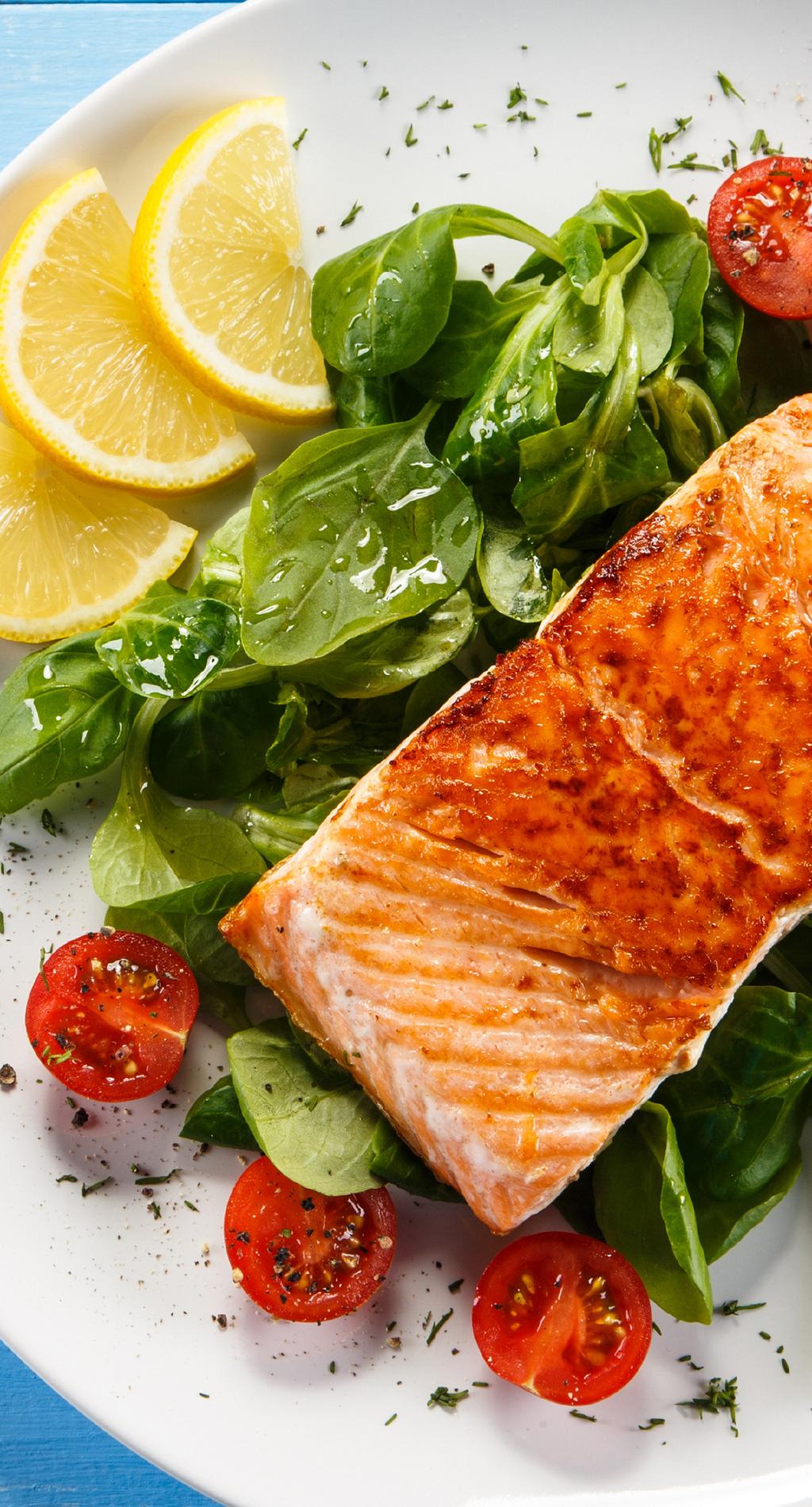 Halból készült ajánlataink FiSCHgeriCHte FiSH Lazacfilé grillezve fűszervajjal feta sajtos mediterrán salátával 3.