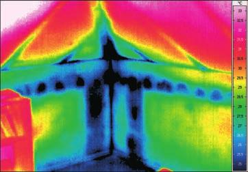 Egy épület lehetséges hőveszteségei: Tetőtér-beépítés hőhídak - thermográf felvételek A hűtésre és fűtésre fordítandó igen tetemes