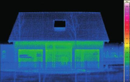 Hőhíd a ferde tető és tetőablak kapcsolatánál (belső felvétel) Hőhíd a kémények és az álló ablak kapcsolatánál (külső felvétel)