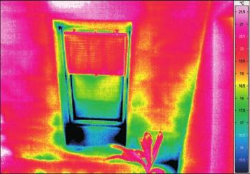 szarufák vonalában (belső felvétel) Hőátbocsátási tényezők számítása Jól szigetelt tetőtér-beépítés (külső felvétel) Egy