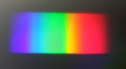 Ez az eszköz természetesen nagyszerűen megmutatja az emissziós vonalakat és a Fraunhofer vonalakat is.) A kézi spektroszkópon át készített folytonos színkép. (A szerző felvétele.