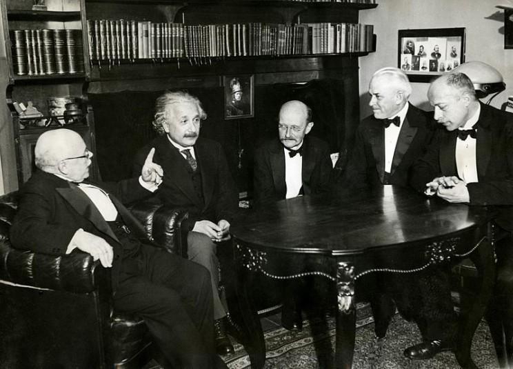 A kép közepén Max Planck, a jobbján pedig Albert Einstein. Planck 1900-ban közölt felismerése már a sokadik torpedó volt, amely eltalálta a klasszikus fizika hajóját.