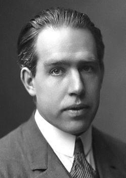 Niels Bohr arcképe. A modell főkvantum számainak megfelelő pályabeosztása.