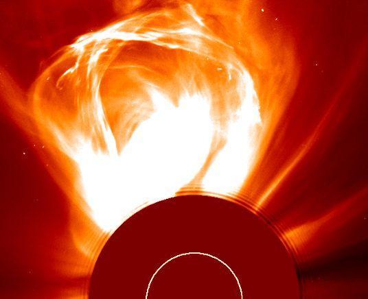 A SOHO által készített képen egy eruptív jelenséget láthatunk. A korong csillagunk izzó felszínét takarja ki. Érdemes felfigyelni a folyamatosan kiáramló anyagra is. (APOD, 2000. március 4.