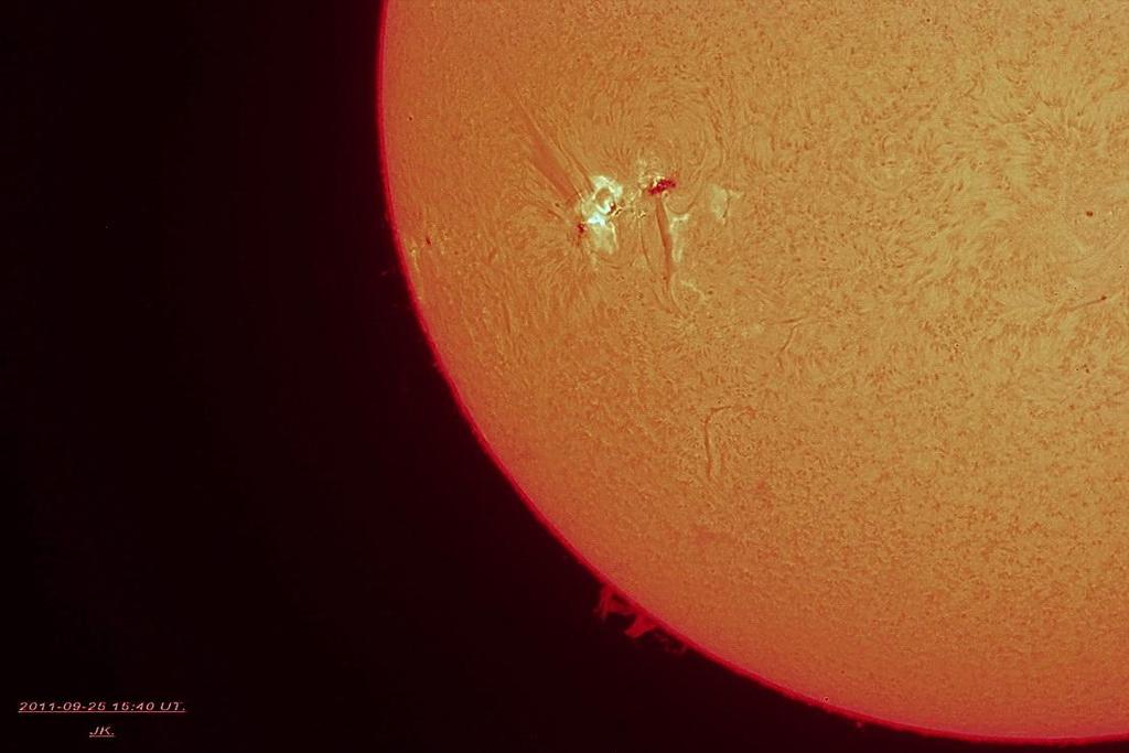 A kromoszféráról készített felvétel. Jónás Károly fotója H α szűrőn át készült. A H α fényt a hidrogén atom sugározza ki a 656nm-es hullámhosszon.