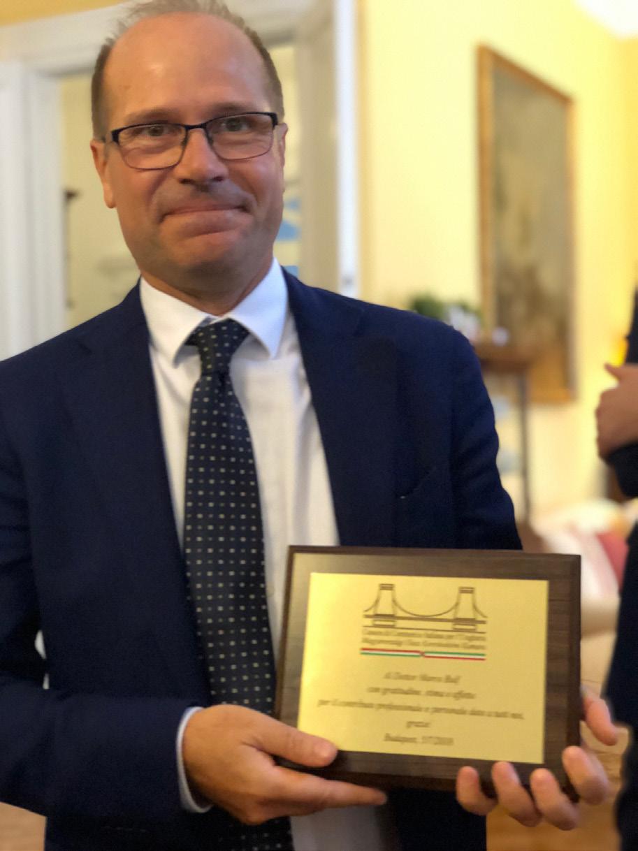 A képen : dr. Marco Bulf ( az ITA távozó Igazgatója) a MOLK részéről ajándékozott aranyozott emléktáblával azért, amit bizonyított tevékenysége méltányolása : Együtt a növekedésért!