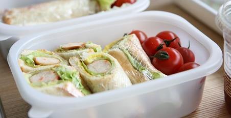 Hogyan rendezzük be a hűtőszekrényt? FELÜL Vegyük fontolóra a szempontokat: A főtt ételeket mindig minden más fölé helyezzük, nehogy nyers étel essen rájuk.