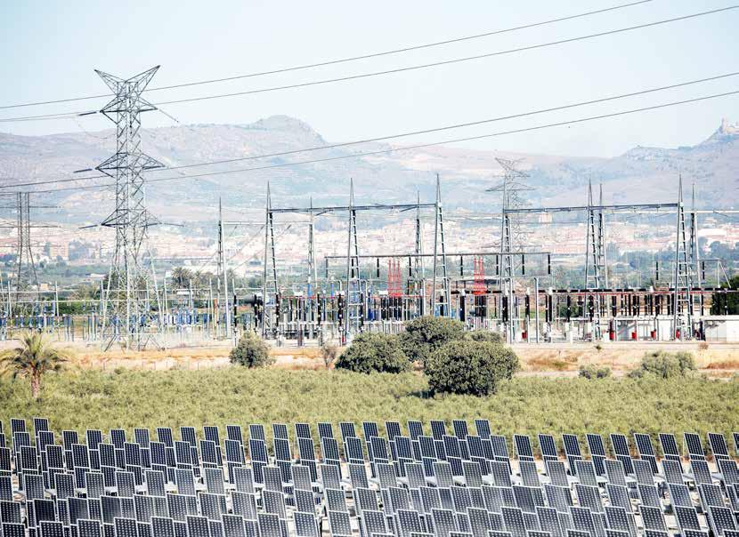 MEGÚJULÓ ENERGIAFORRÁSOK Naperőművi megoldások Termékek és szolgáltatások Az ABB kimagasló minőségű termékeket és megoldásokat gyárt és szállít a napenergia-piac számára, melyek a legkisebb