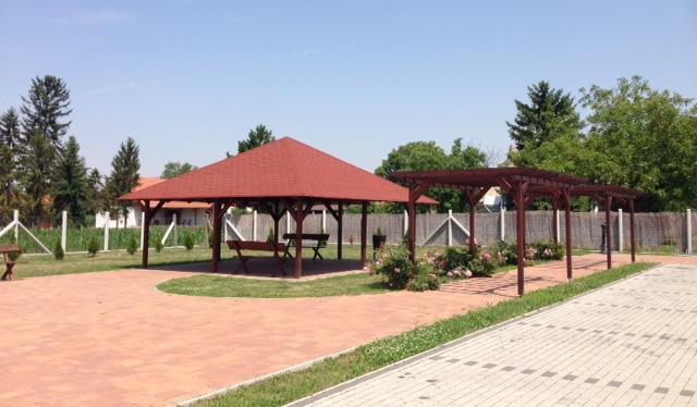 Vámosszabadin kevés a kiépített közpark, de a település közigazgatási területén a vízpartokhoz kötődő zöldfelületi rendszer szerteágazó és jelentős.