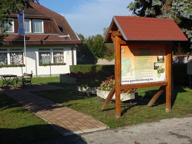 Cél, hogy a cégfeliratok harmonikusan illeszkedjenek az utcaképbe, ne hivalkodjanak, de a megfelelő információt át tudják adni. A Faluház előtt köztéri információs tábla van.