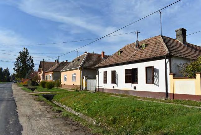 Az épületek magukon hordozzák az adott kor építési