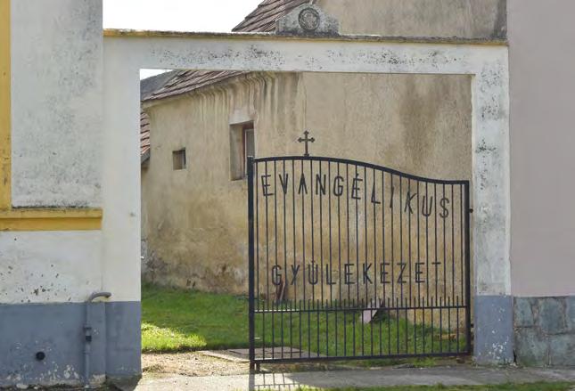 Megőrzésre méltó értékek Megőrzésre méltó értékek 14 15 Evangélikus templom A községben élő evangélikus lakosságnak sokáig nem volt saját