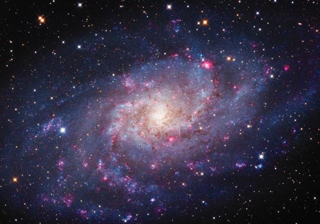 Az M33 Éder Iván felvételén. Az M31 után ez a csillagváros fekszik hozzánk a legközelebb. Csupán 3 millió fényévre van tőlünk. Egy kézi látcsővel megpillantható.