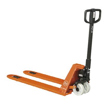 1) 1) 2) BT Lifter L-series LHM230SI Ha a munka éjszaka sem áll le A BT Lifter Silent működésének zaja nem haladja meg a 60dB-t, így ideális választás például éjszakai vagy kora reggeli