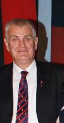 Szellemes előadás, számos utalással a díjakra, utazásokra,