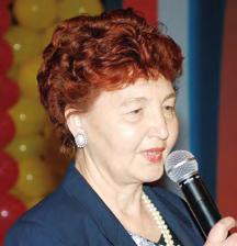 A színpadon az újonnan minősült senior managereke t, manag ere ke t, su p e r v is orok at,