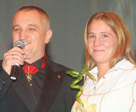 és feleségének, adriennek köszönte meg azt a