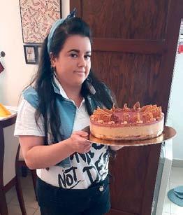 MI ÚJSÁG FÉNYSZARUN? 2018/7 11 Jászfényszaru tortája Oláh Enikő cukrász Fotó: Nagy Ildikó GRILLÁZS 200 g cukorból és 200 g darált dióból grillázst készítünk. Aprítógépben daráljuk.