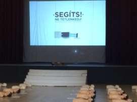 Énekkar, az Ungaresca Együttes egy csoportja, a Nagy Lajos Gimnázium Till We Are