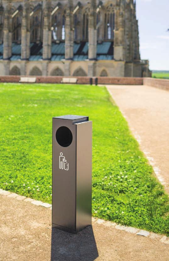 crystal Acél hulladékgyűjtő a karcsú geometrikus alakzatával és a stabil konstrukciójával egy elegáns oszlopra emlékeztet. A hármas hulladékgyűjtő szelektív gyűjtésre egyre jobban keresett variáció.