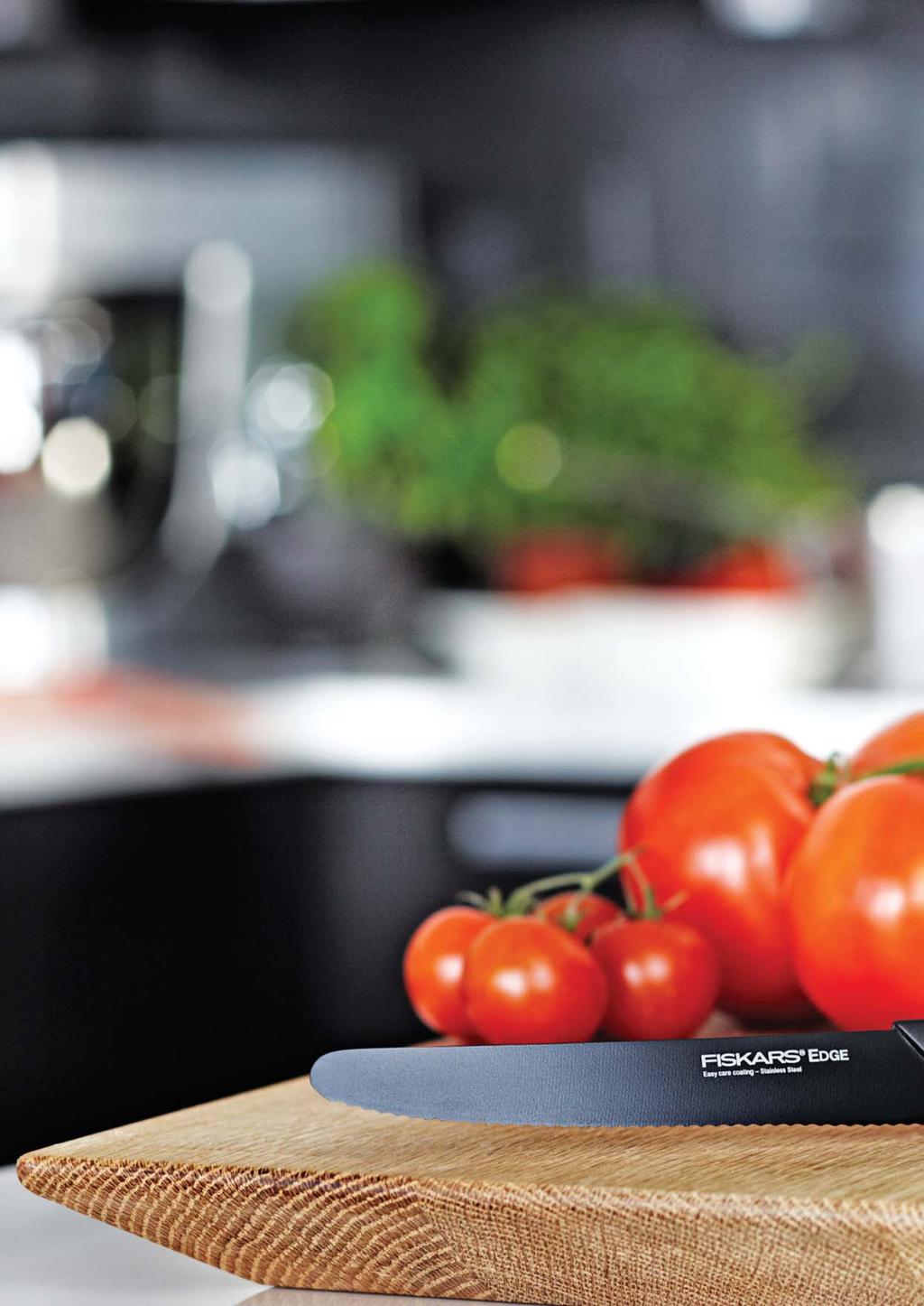 Edge kések A Fiskars Edge késeket modern kivitelük és innovatív tulajdonságaik teszik könnyen használható, impozáns konyhai eszközökké.