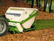 A termékek Grasshopper többfunkciós gép Kaszálás, gyepszellőztetés és gyűjtés Munkaszélesség Fűgyűjtő térfogata 1,35 m 2,1 m 1200 l