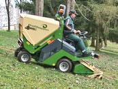 Kommunális gépek Grasshopper többfunkciós gép Profihopper 100 101 Profihopper A zöldterületek kezelésének önjáró eszköze Munkaszélesség Fűgyűjtő térfogata 1,25 m 730 l Tömörítő rendszer A lekaszált