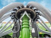 Centaya 3000 Super TwinTeC csoroszlyával és precíz magtakaró pálcákkal A vetőmag adagolása az elektromosan hajtott adagoló által a magtartály alatt valósul meg.