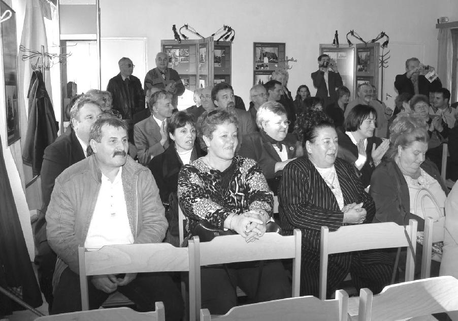 Predstavitelia našich najstarších kontaktov, O¾ga Csákayová z Nitry a Ladislav Vagaday z Brezna hovorili o poèiatkoch spolupráce a o význame vzájomného hos ovania umeleckých skupín zo Slovenska.