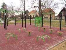 Sokáig mégsem tudja élvezni az időtlenséget, erős honvágya miatt visszatér meglátogatni apját, anyját.