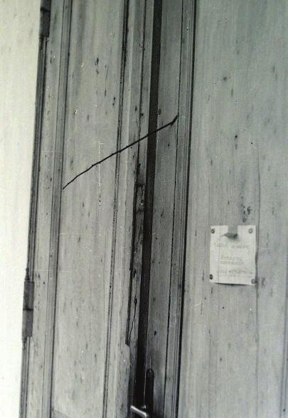 PÓCSPETRI A lőirányt, az ajtóba fúródott lőszer nyomát jelzi a faág 1948. június 3.-án késő este sajnálatos esemény színhelye volt a kis nyírségi falú, Pócspetri.