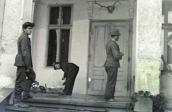 Abban az időben nem sokat válogattak a módszerekben, hamarosan a falú egész lakossága magán érezhette a hatalom haragját.