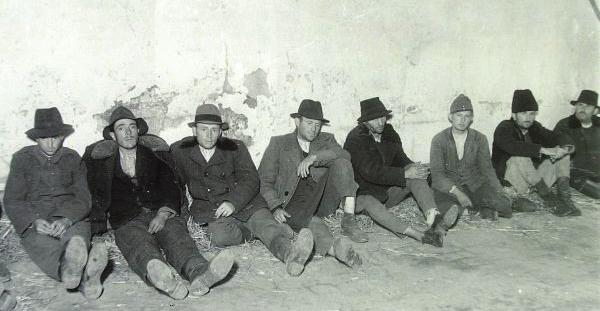 egy banális montázzsal rontja az oldal összhatását. A föld, a gyár, a bank volt urait jelképezni ezzel a montázzsal több, mint szájbarágó, ügyetlen. Az oldal egységét teljesen lerontja.