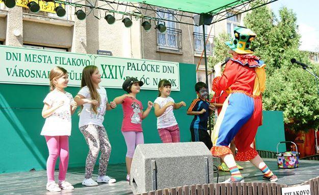 Popri ľudovom umení maďarskej etnografickej skupiny Palócov, žijúcej aj na území severného Novohradu a juhozápadného Gemera, poukazuje expozícia aj na multietnický charakter mikroregiónu.