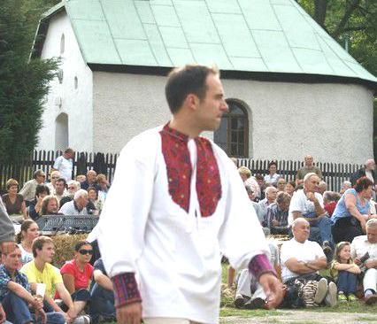 sk, foto: Mgr. A. Udvardy Konal sa 23.8.2014 v areáli ZŠ s MŠ. V programe vystúpili - tanečná skupina NADIRA z Rimavskej Soboty, FS Hrnčiarka z H.