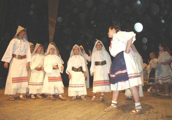 slovenskom festivale DFS Prešov (1971), 2. miesto za chlapčenské Hry na pastve na DFF Prešov (1975).