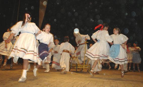 výročí vzniku súboru, v roku 2011 v rámci Dňa kultúry a umenia Ban- skobystrického samosprávneho kraja, mu bola udelená cena Kvet kultúry a umenia. Ocenenie prevzala vedúca súboru Mgr.