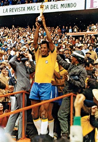 Pelé a Santosban viselte a mágikus dresszt. Mexikó sombrerót, a világ kalapot emelt a csillagos ötös el?tt, a világbajnokságon tudósítóként részt vev? Saldanha viszont egyre csak fanyalgott.