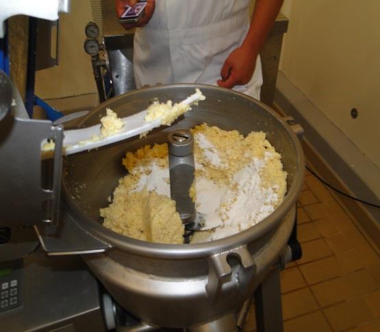 Itt három tipusú ömlesztett sajt /vágható, kenhető, és a közismert
